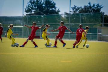 记者：纽卡愿意听取对戈登的报价，巴萨暂未进行直接接触（配图示意）
